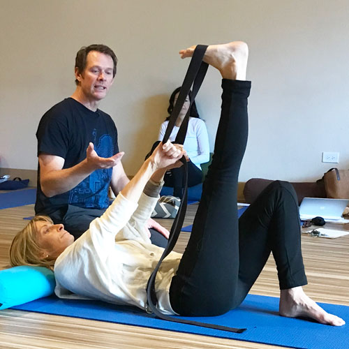 AVita yoga teacher training jeff bailey with student